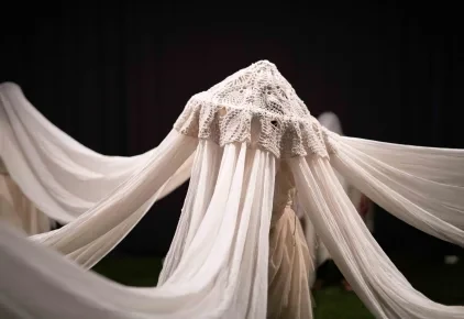 Kunstinstallation mit Stoffen von JAQ in Lissabon, Beitrag Archiv
