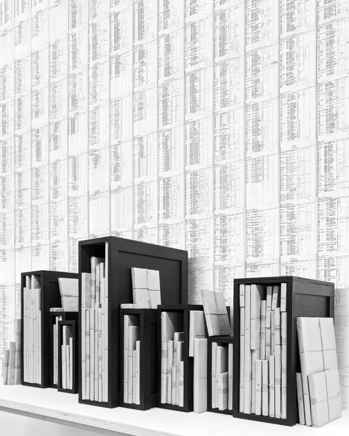 Archiv-Installation von Raphael Denis mit Dokumenten und Regalen