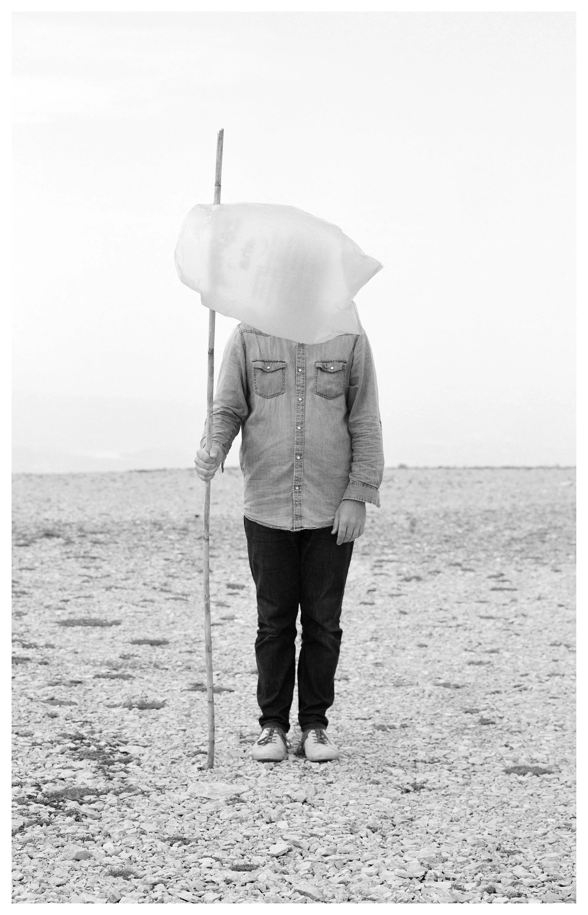 Christian Retschlag mit Installation, Sprengel Preis 2023, Schwarzweiß-Fotografie, Kunstarchiv