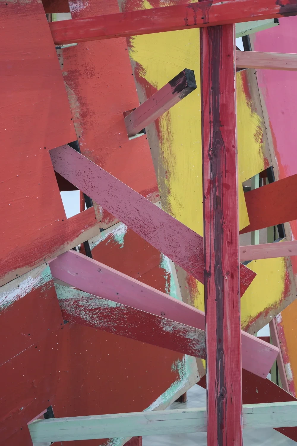 Detailansicht einer farbenfrohen Holzskulptur von Phyllida Barlow, ausgezeichnet mit dem Kurt Schwitters Preis, NSKS