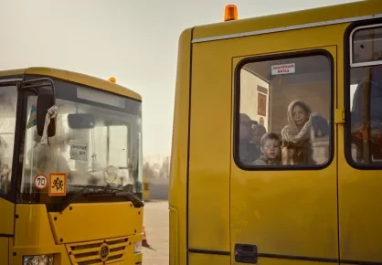 Kinder schauen aus dem Fenster eines gelben Schulbusses – beitrag archiv zuhause no6