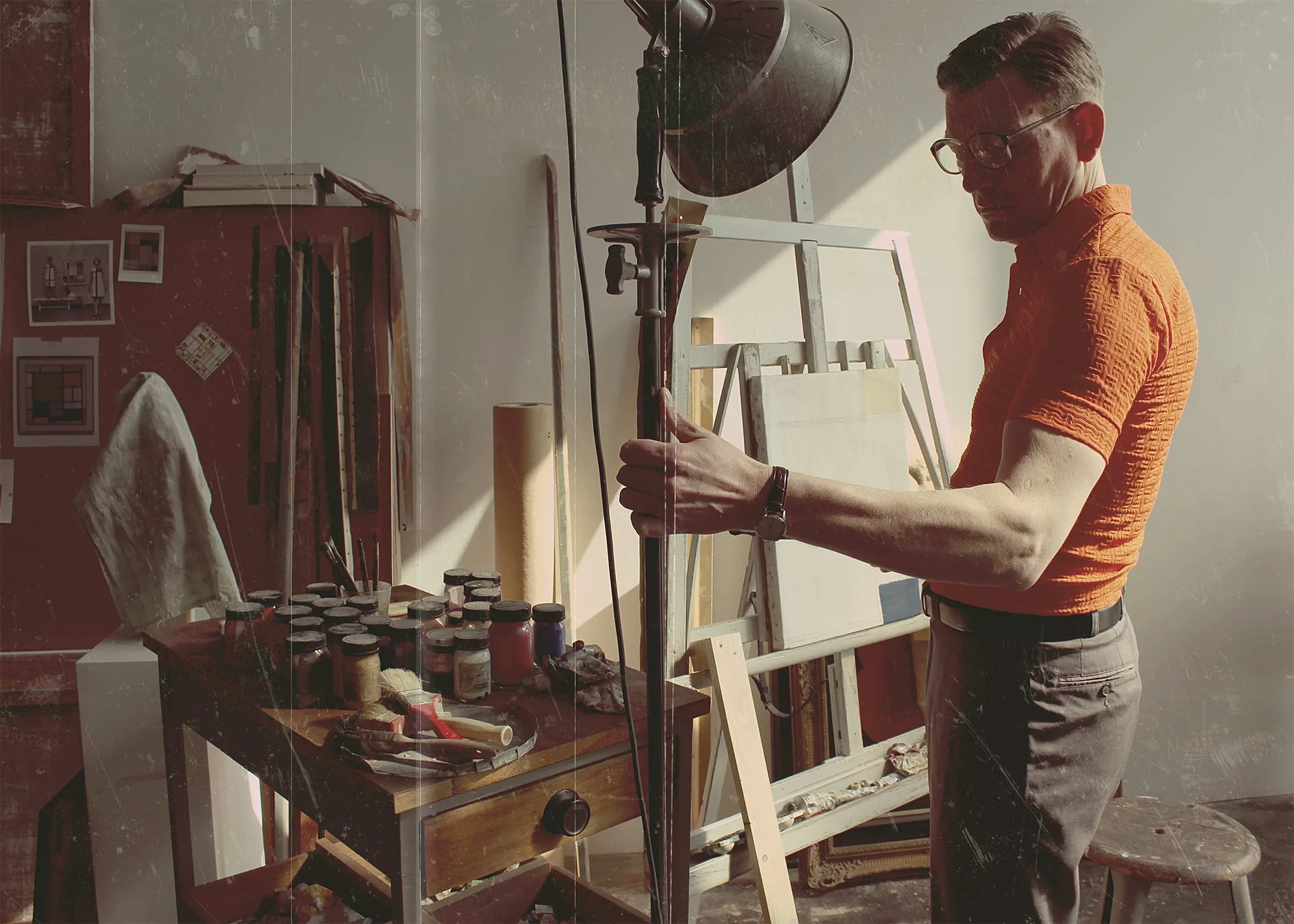 Dirk Dietrich Hennig im Atelier mit Malutensilien und Staffeleien