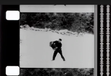Schwarz-weiß-Filmszene aus dem Archiv: Jonas Mekas spielt im Schnee – Happy Birthday Jonas Mekas