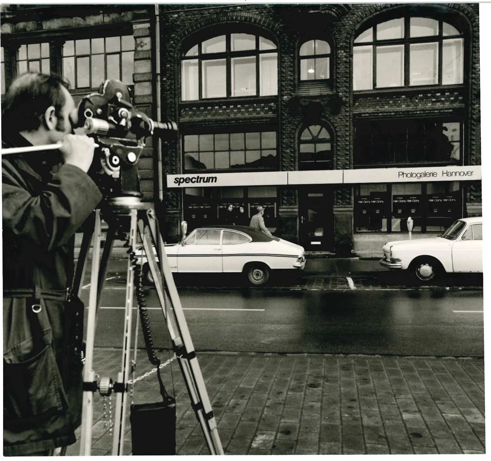 Historische Aufnahme der spectrum Photogalerie Hannover mit Fotograf und Kamera auf der Straße