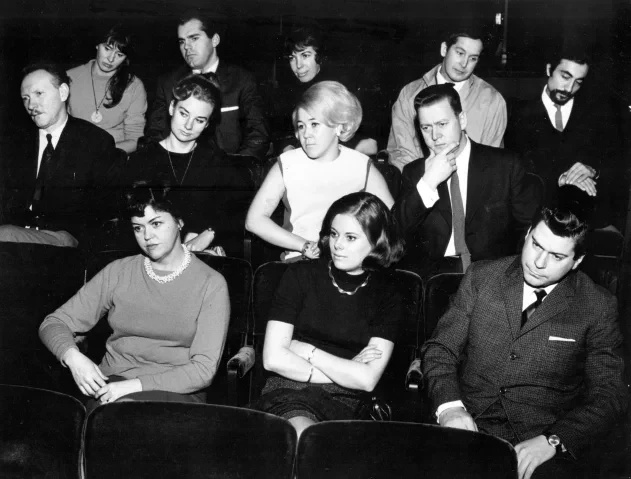 Historisches Foto aus dem Beitrag-Archiv mit Bezug zu Reuterswärd, Fahlström und Duchamp, zeigt eine Gruppe von Menschen im Publikum