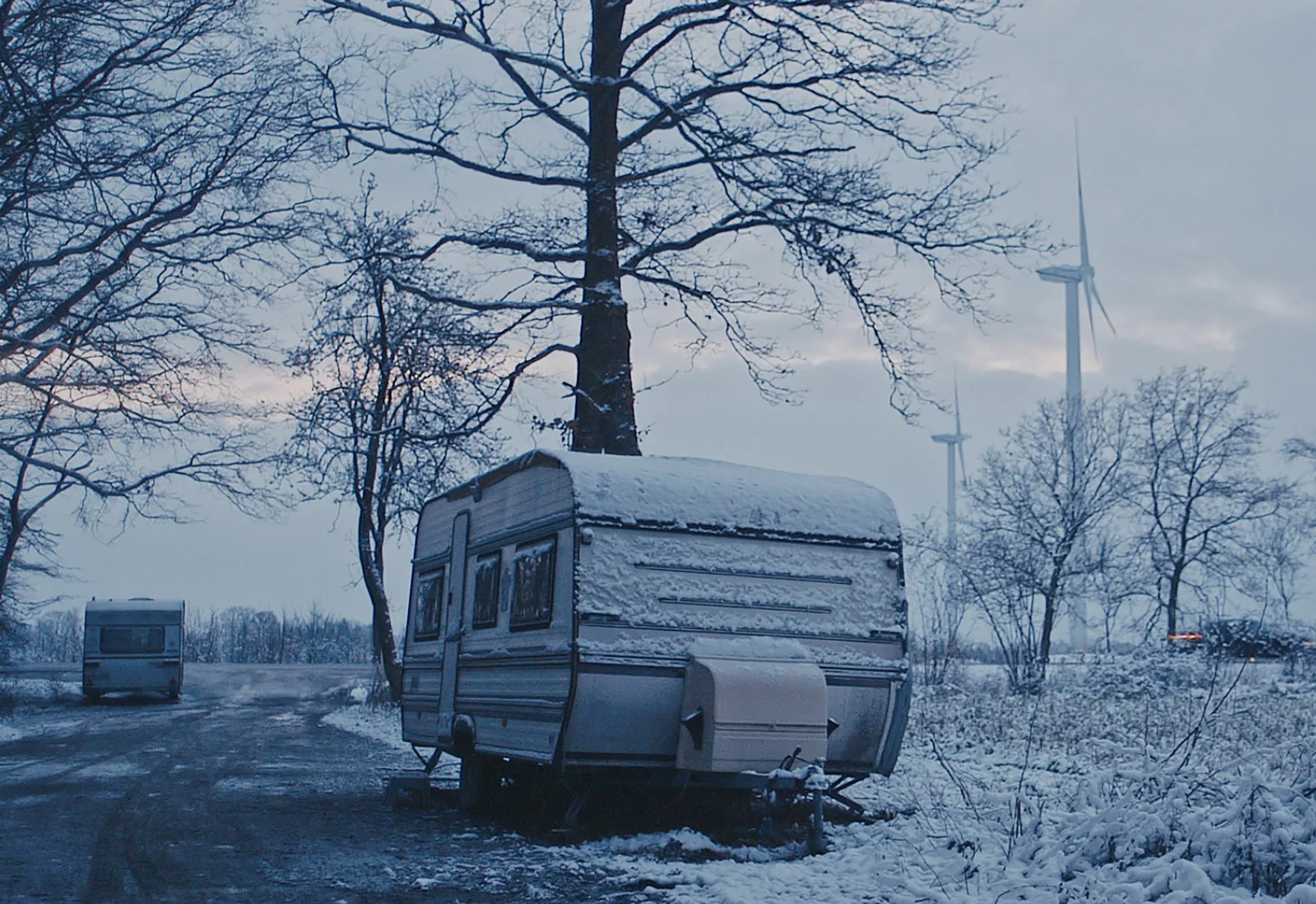 Verschneiter Wohnwagen aus dem Film Lovemobil im Winter, Beitrag Archiv