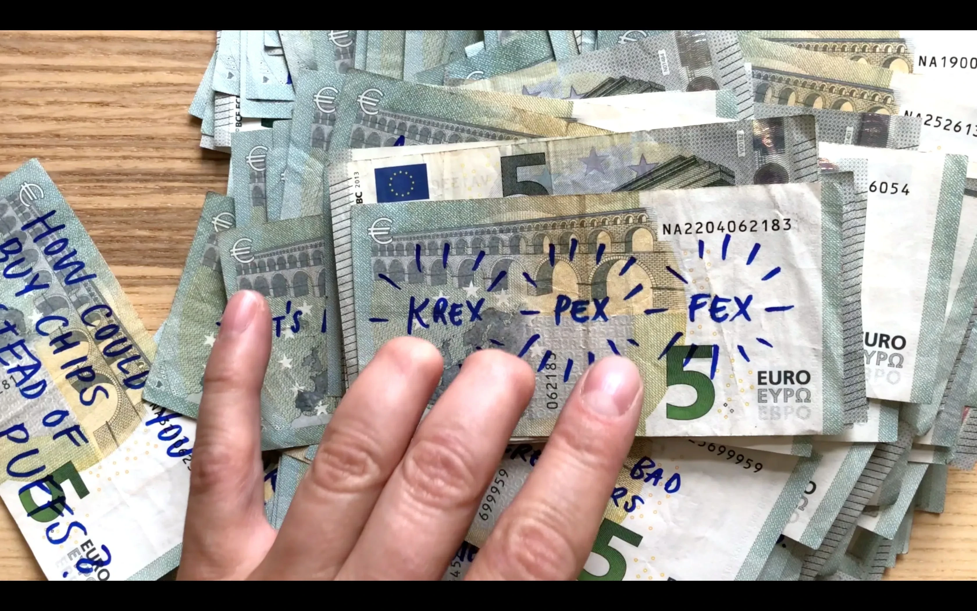 Kunstwerk von Anetta Mona Chisa und Lucia Tkacova mit bemalten 5-Euro-Scheinen und Hand im Bild