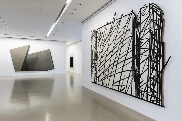 Ausstellung mit abstrakten Werken von Lienhard von Monkiewitsch in einer modernen Galerie