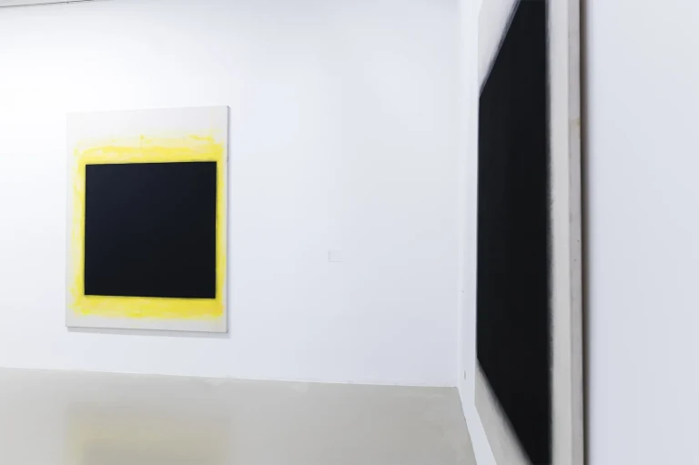 Moderne Kunstwerke von Lienhard von Monkiewitsch in einer Galerieausstellung, abstrakte Gemälde mit schwarzem und gelbem Farbkontrast