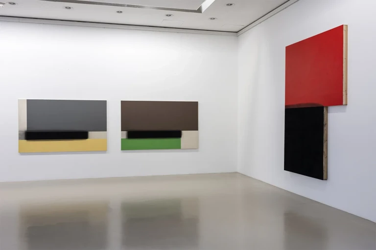 Ausstellung mit abstrakten Gemälden von Lienhard von Monkiewitsch an einer weißen Galeriewand