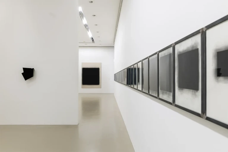 Ausstellungsansicht mit Werken von Lienhard von Monkiewitsch in einer Galerie, Beitrag archiviert
