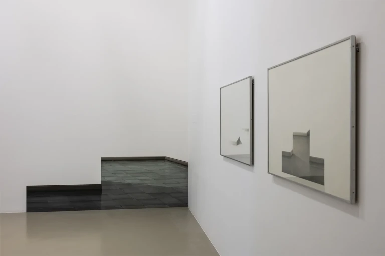 Ausstellungsansicht mit Werken von Lienhard von Monkiewitsch an einer weißen Galeriewand