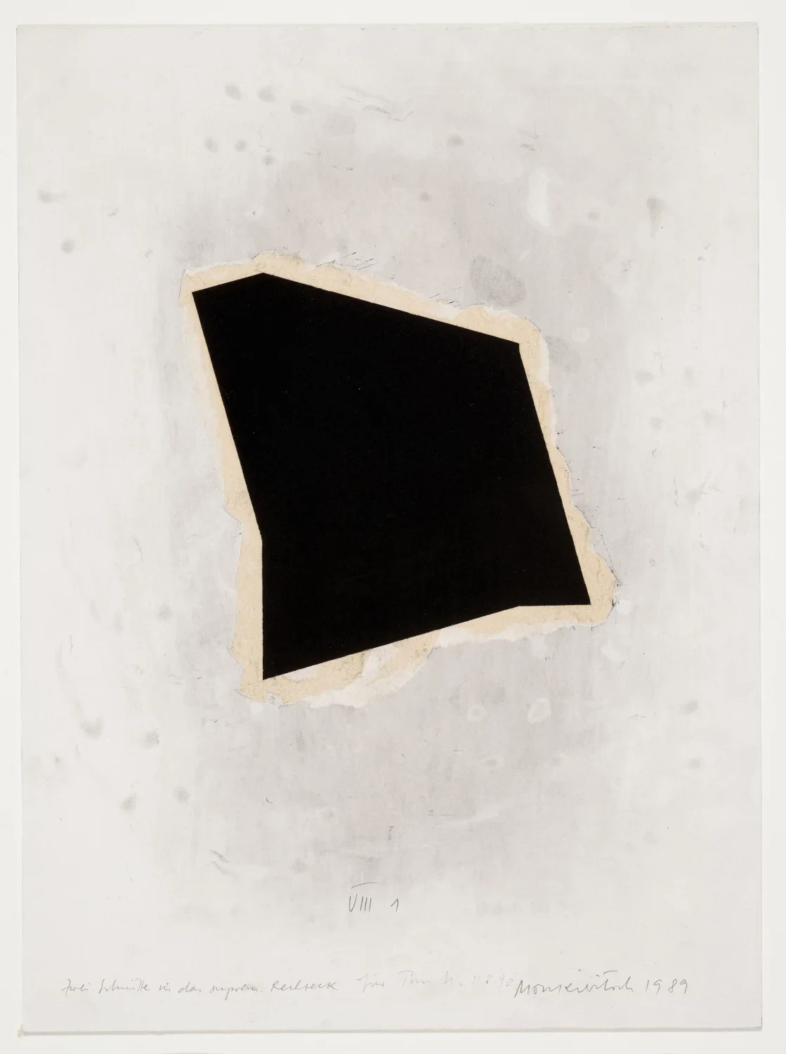 Abstraktes Kunstwerk von Lienhard von Monkiewitsch mit schwarzer geometrischer Form auf hellem Hintergrund