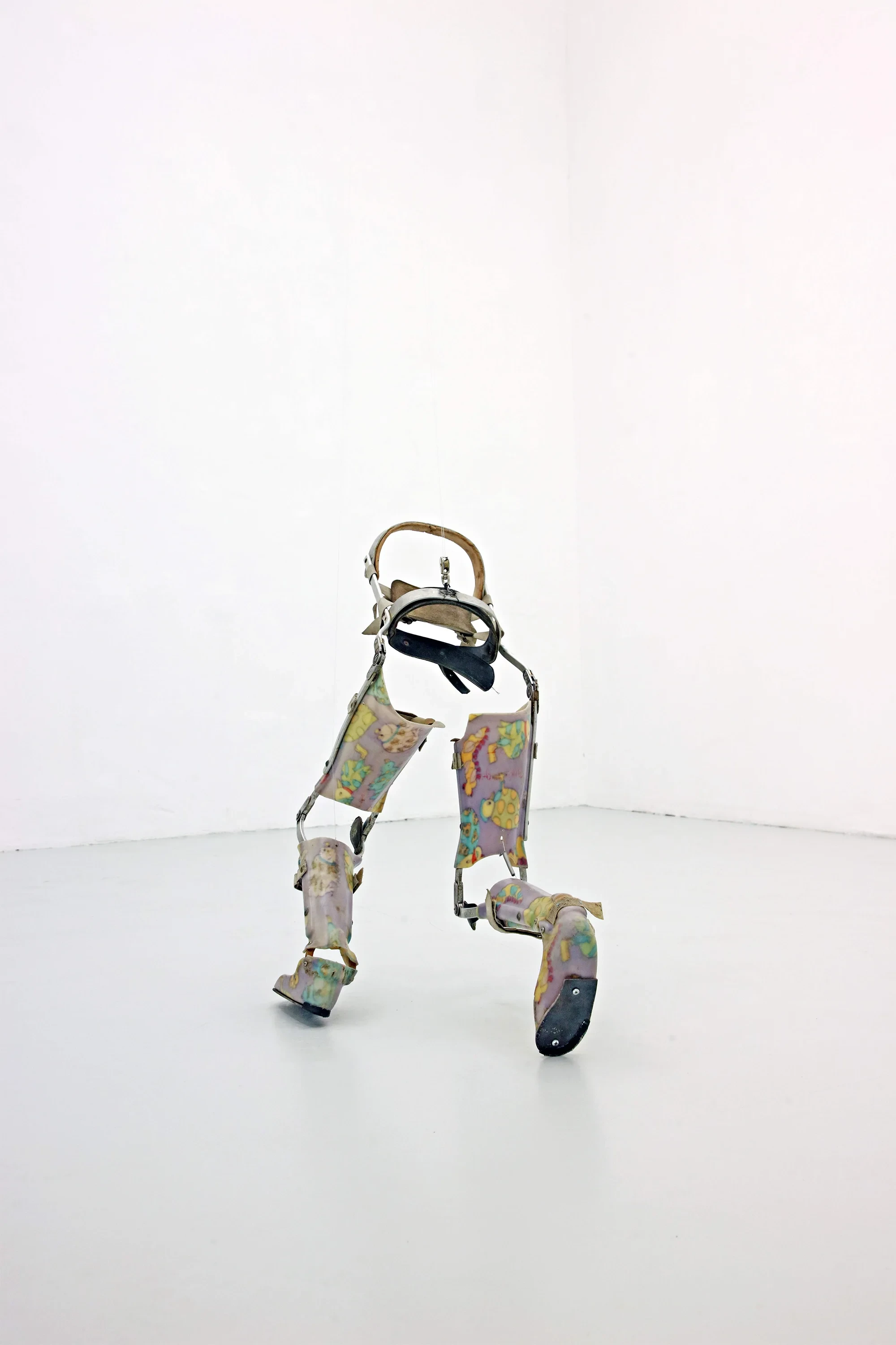 Beitrag archiviert: Kunstinstallation mit orthopädischen Schienen im Raum – How to Survive