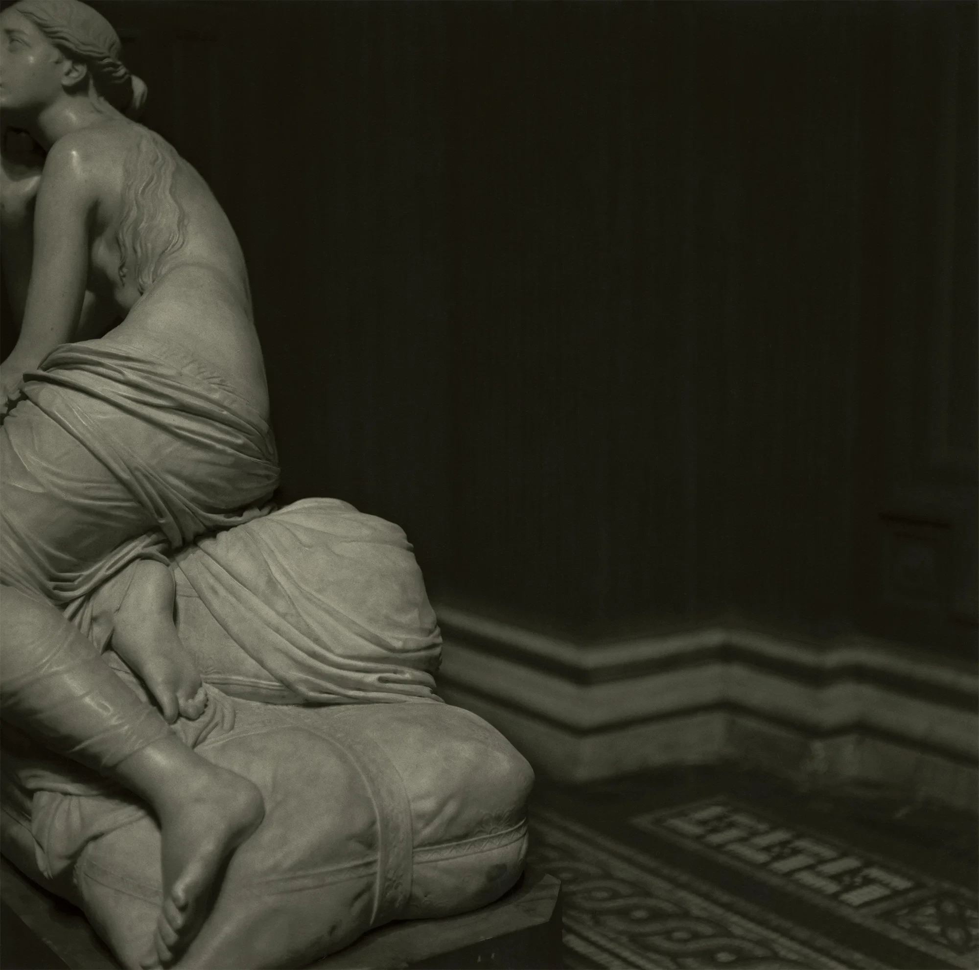 Kunstvolle Skulptur, Beitrag archiviert an Wiblin Night Watch, klassische Statue in einem historischen Raum