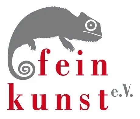 Logo Feinkunst e.V. – Chamäleon und Schriftzug Logo von Feinkunst e.V. mit grauem Chamäleon und rotem Schriftzug