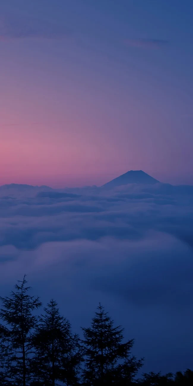 Beitrag archiviert Fiona Tan Goraiko – Sonnenaufgang über Wolken mit Bergsilhouette