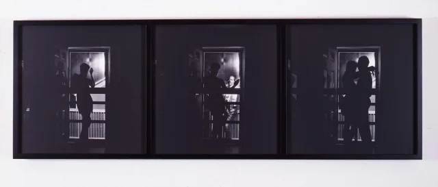 Neuzugänge in der Fotografie und Medien – Schwarzweiß-Fotografie mit mehreren Personen hinter Glas