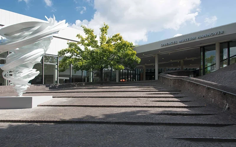 Eingangsbereich des Sprengel Museums Hannover mit aktueller Publikation und Informationen