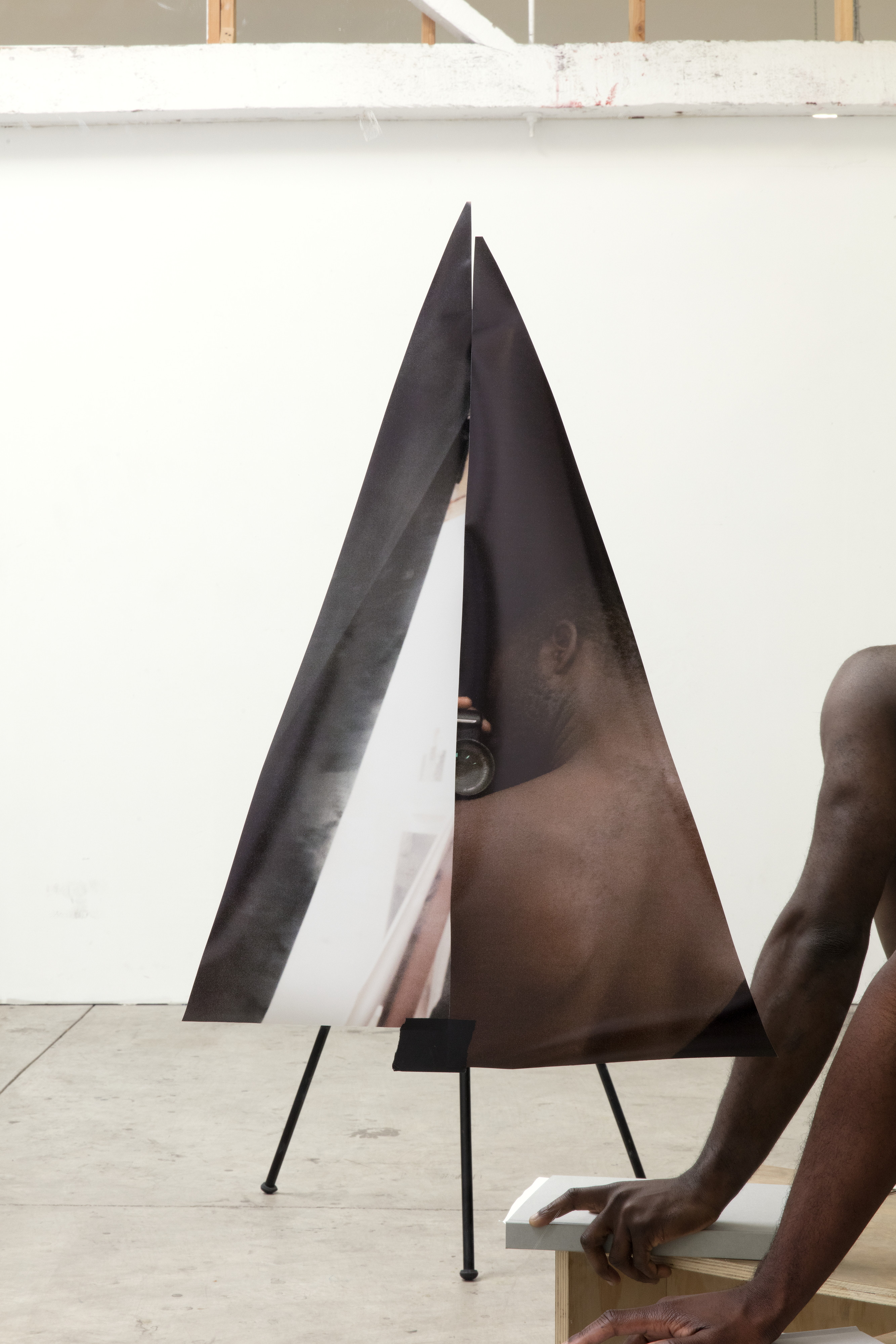 Kunstwerk Mirror Study 0x5a7394 aus dem Jahr 2017 mit Spiegelung eines fotografierenden Mannes
