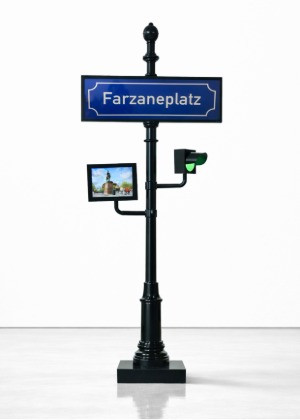 Straßenschild Farzaneplatz mit Ampel und Infotafel, modernes Stadtmobiliar