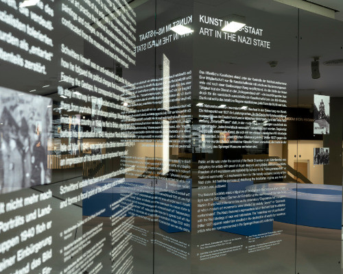 Ausstellungstafel zur Kunst und Künstlerinnen in der NS-Zeit mit deutschen und englischen Texten im Museum
