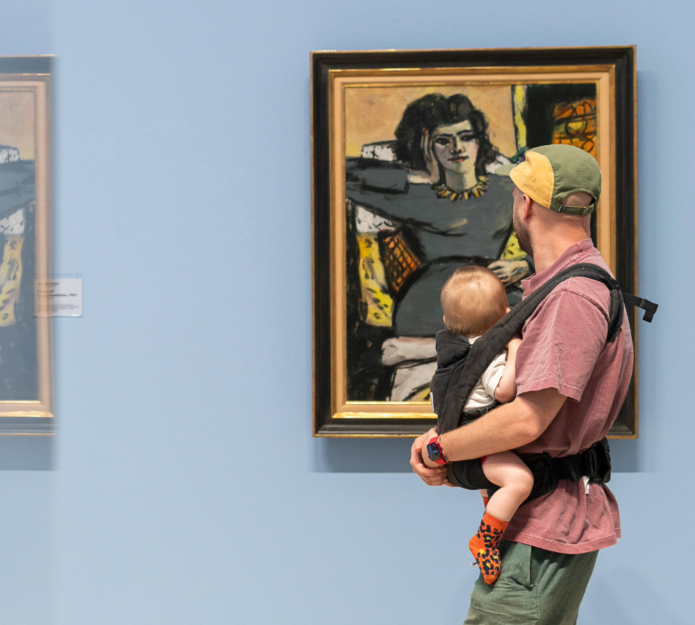 Vater mit Baby im Sprengel Museum vor einem Gemälde – mit Baby ins Sprengel News
