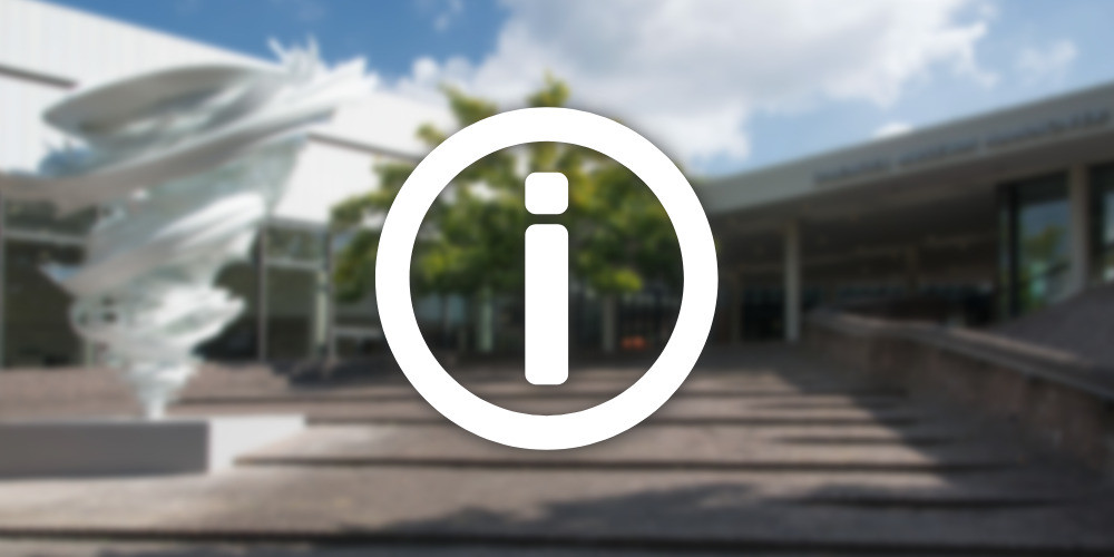 Informationssymbol vor modernem Gebäude, k-info