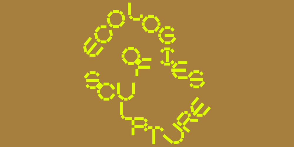Grafik mit gelbem Schriftzug 'Ecologies of Sculpture' auf braunem Hintergrund