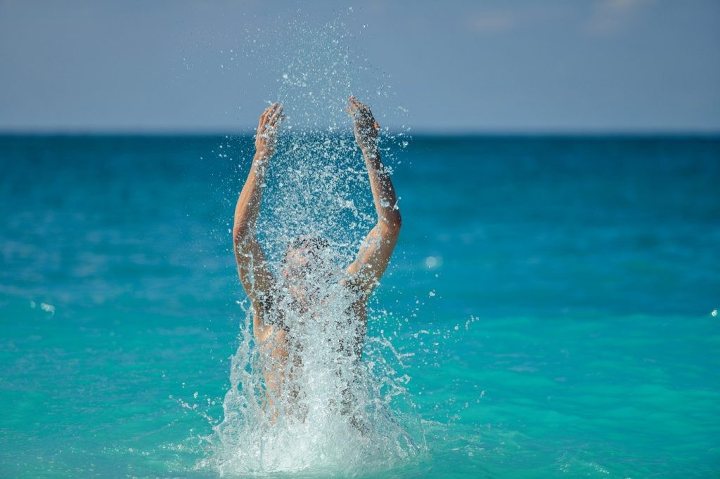 Das Leben nach Prostatakrebs wieder genießen! Prostata Hilfe Deutschland: Illustrationsbild - Mann im Wasser