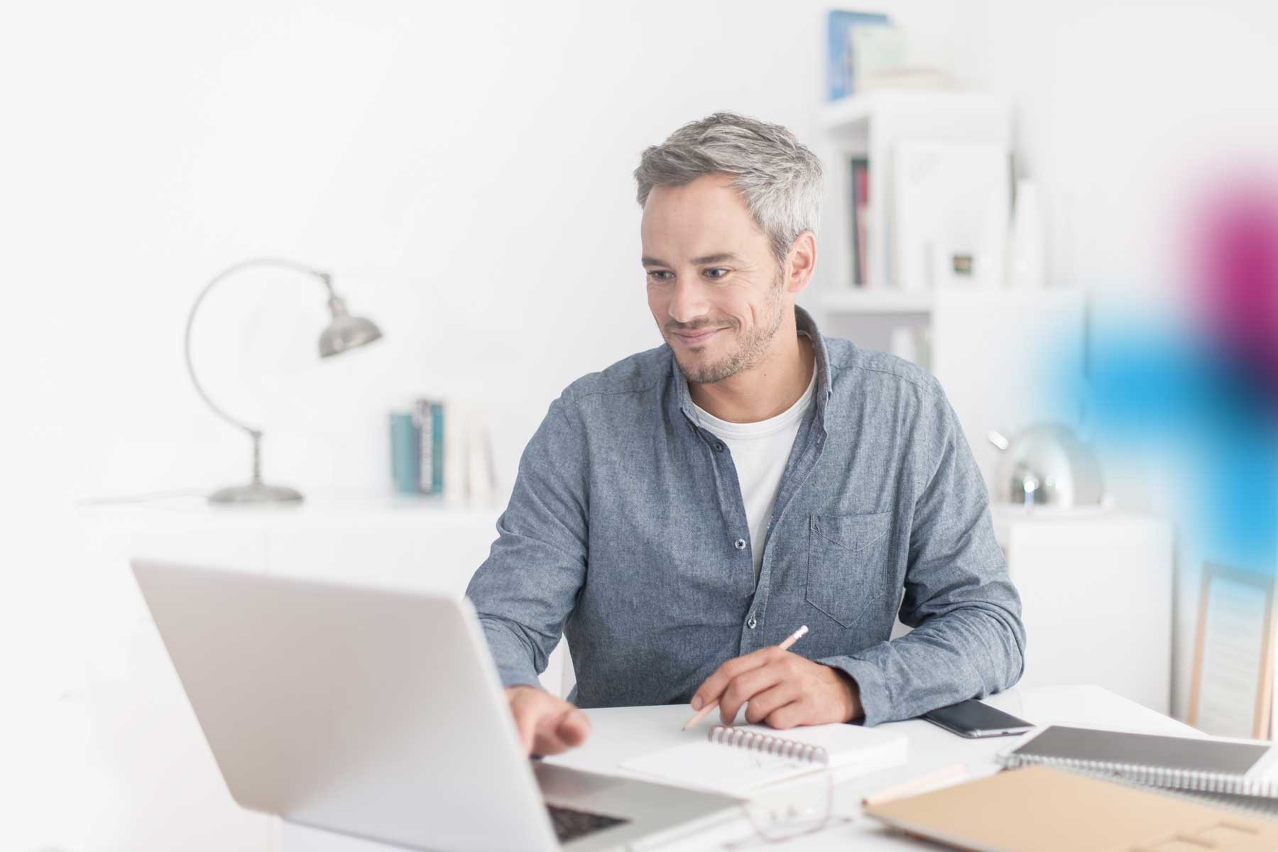 Prostata Hilfe Deutschland: Illustrationsbild Projektvorstellung - Mann sitzt am Laptop
