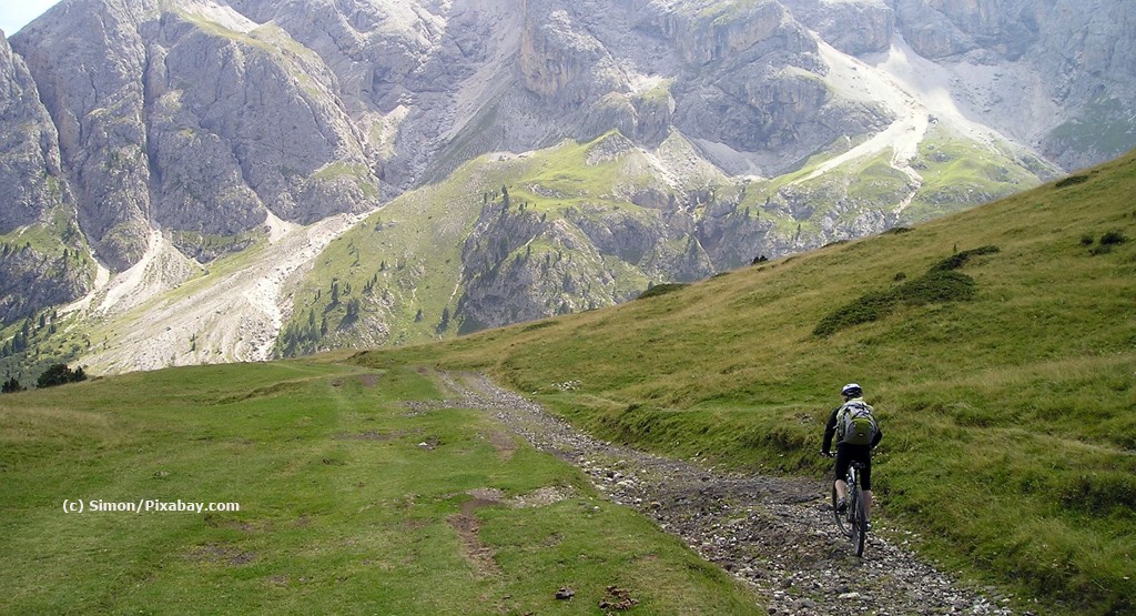 Prostata Hilfe Deutschland: Mann fährt Fahrrad im Gebirge
