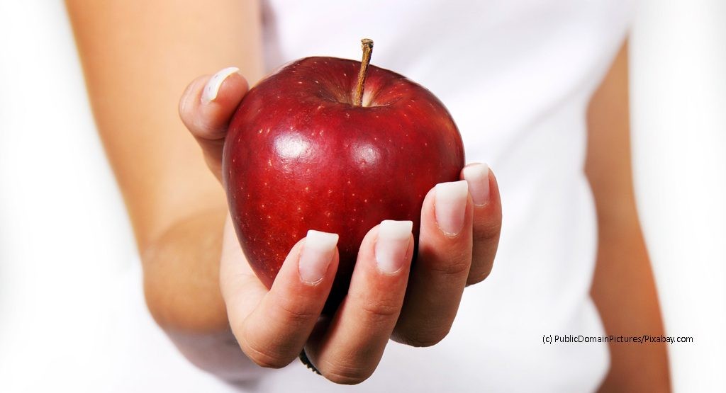 Prostata Hilfe Deutschland: Illustrationsbild Ernährung bei Krebs - Frau mit Apfel in der Hand