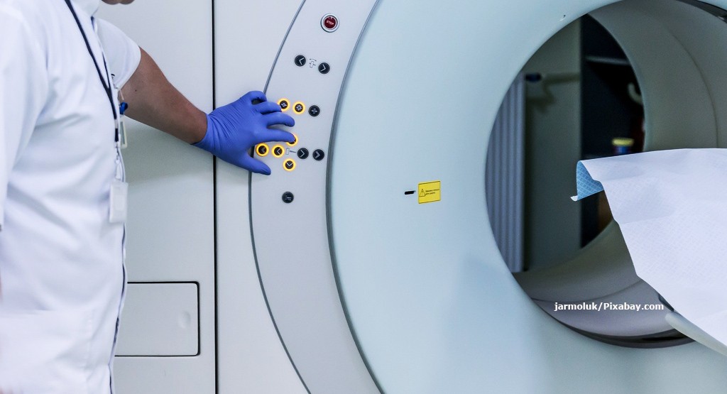 Prostata Hilfe Deutschland: Mann bedient Magneten für multiparametrischer Magnetresonanztomografie
