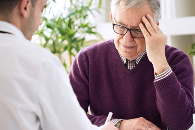 Prostatakrebs – Schritt für Schritt erklärt Prostata Hilfe Deutschland: Illustrationsbild - Mann beim Arzt