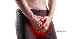 Prostata Hilfe Deutschland: Mann hält sich die Hände vor den Genitalbereich