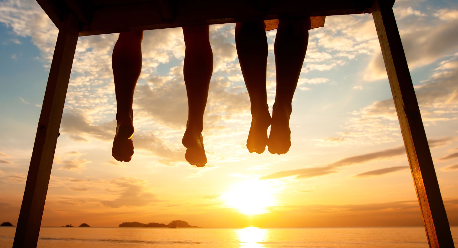 Prostata Hilfe Deutschland: Baumelnde Beine im Sonnenuntergang