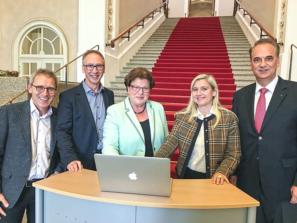 Foto von Michael Reinhard, Dr. Knut Müller, Barbara Stamm, Melanie Huml, Dr. Frank Schiefelbein (v.l.)