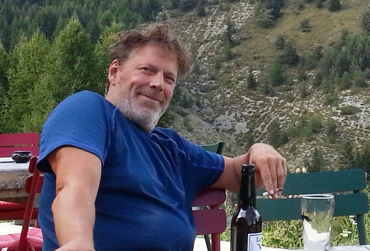Prostata Hilfe Deutschland: Martin Eifler bei einem Getränk bei einer Rast in den Bergen