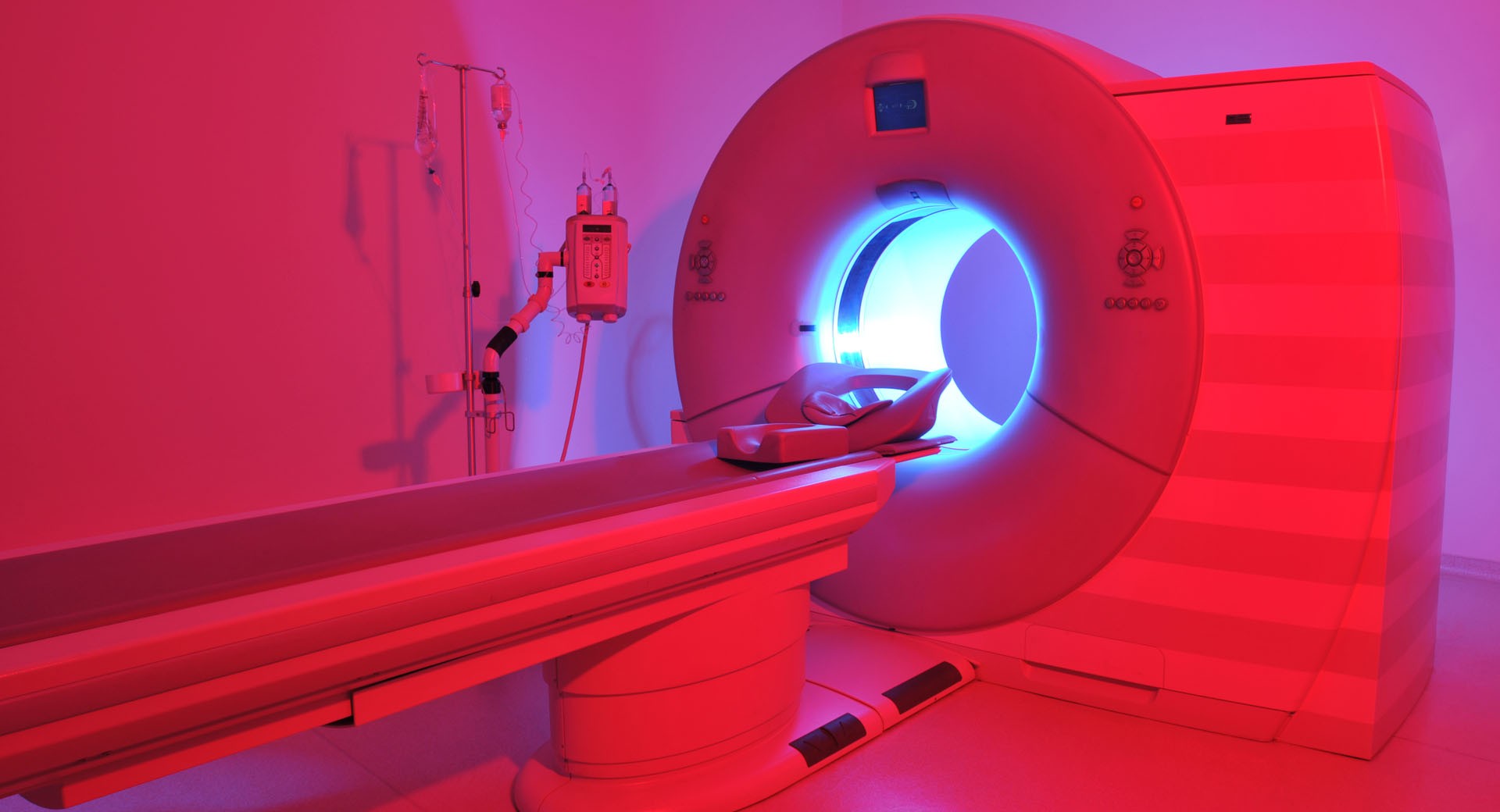 Prostata Hilfe Deutschland: Computertomografie-Gerät in Rot