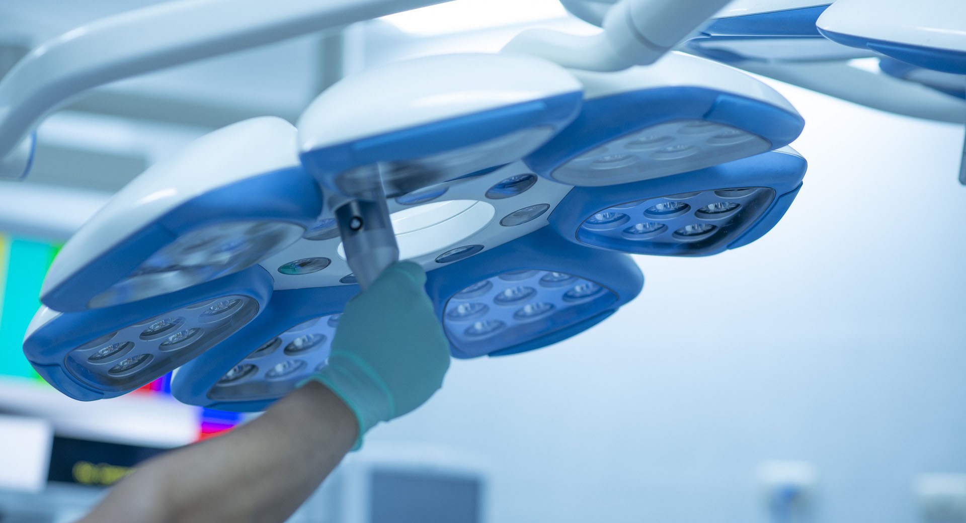 Prostata Hilfe Deutschland: große Deckenlampe im Op