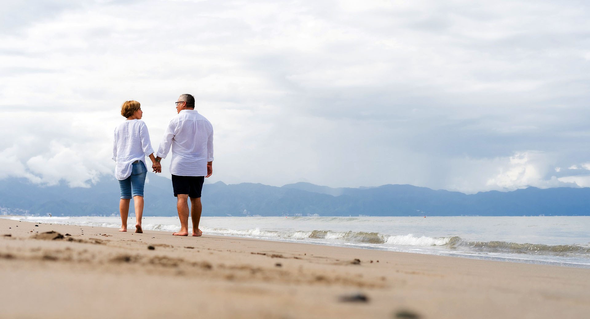 Prostata Hilfe Deutschland: Paar mittleren Alters am Strand