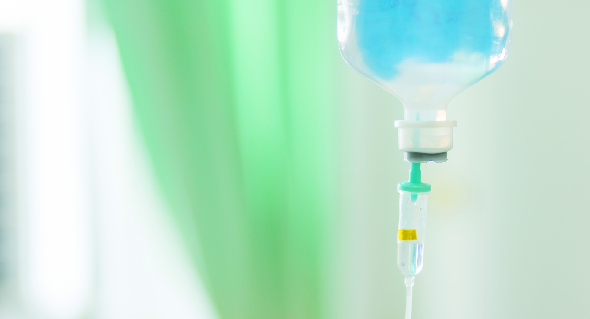 Prostata Hilfe Deutschland: Infusionsflasche vor grünem Hintergrund