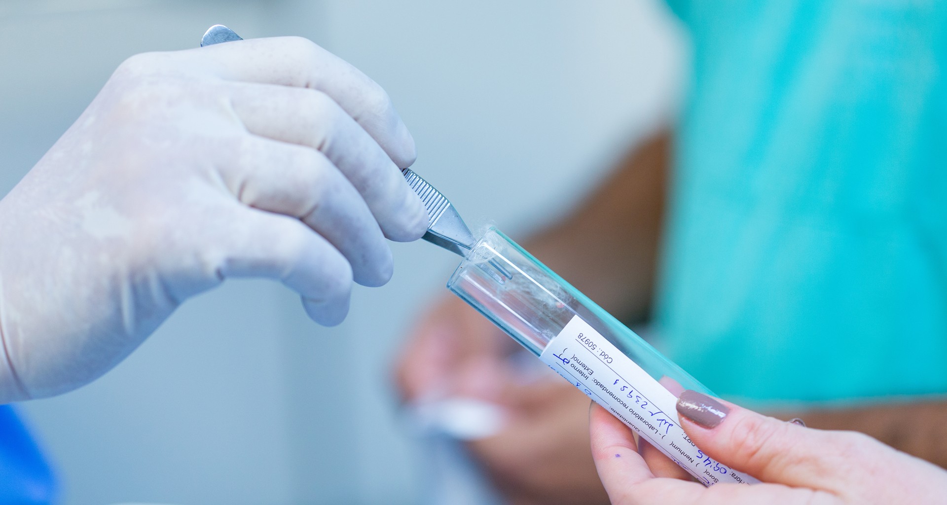 Prostata Hilfe Deutschland: Frau mit Röhrchen im Labor