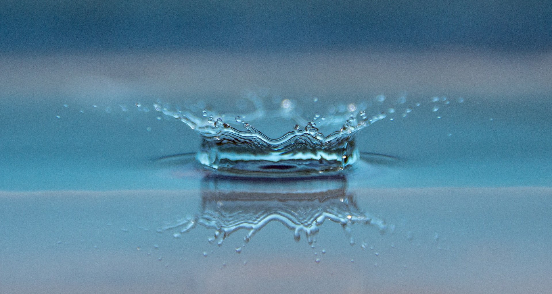 Prostatavergrößerung: Symptome sind Probleme beim Wasserlassen Prostata Hilfe Deutschland: Großaufnahme Tropfen fällt ins Wasser