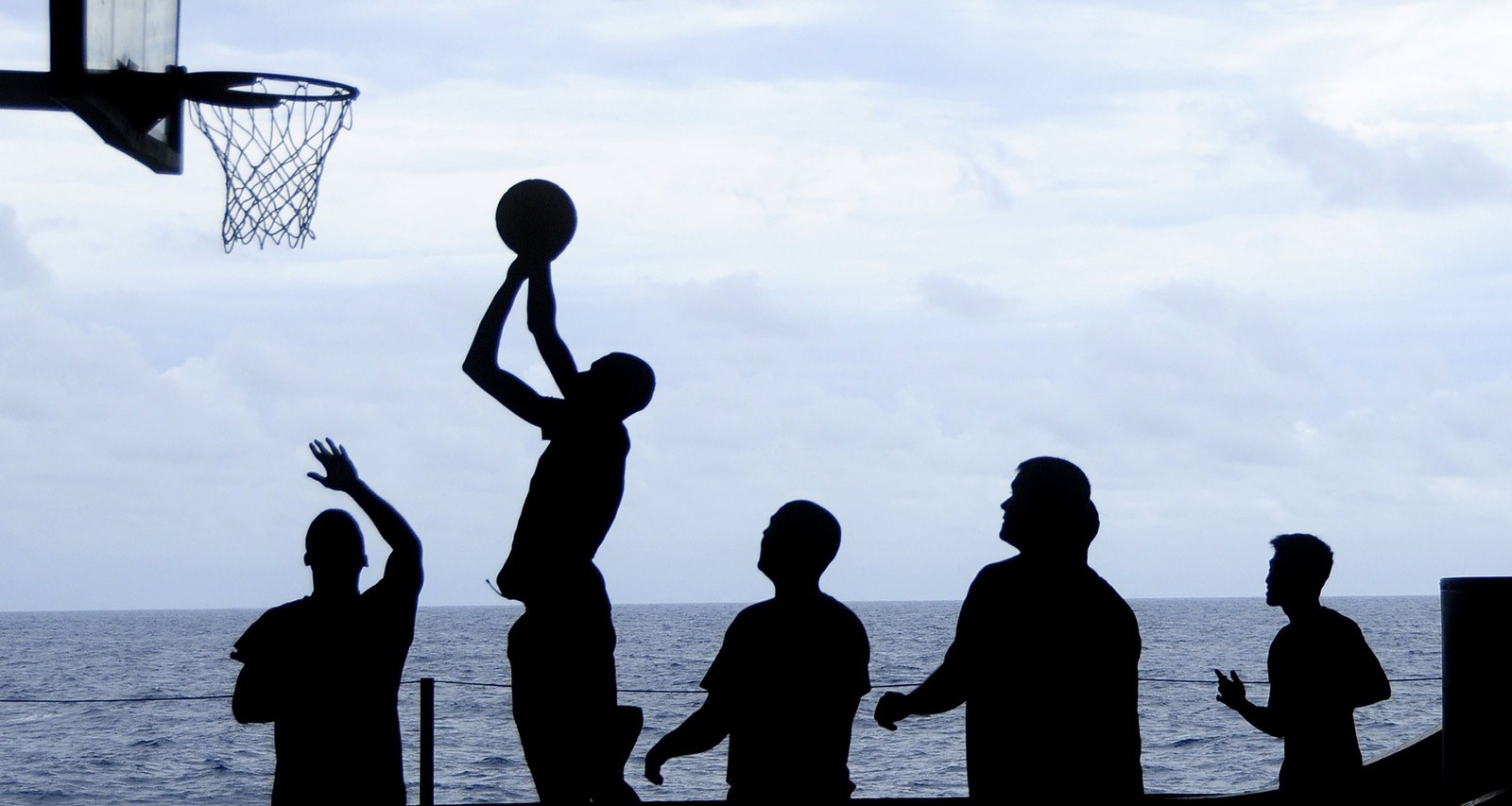 Prostata Hilfe Deutschland: Gruppe spielt Basketball am Meer
