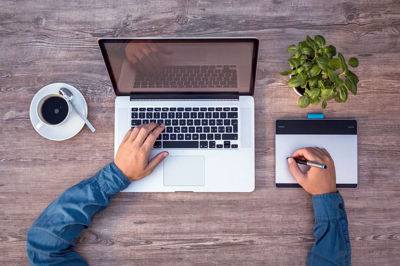 Recht und Sozialeistungen nach Prostatakrebs Prostata Hilfe Deutschland: Mann mit Laptop und Kaffee