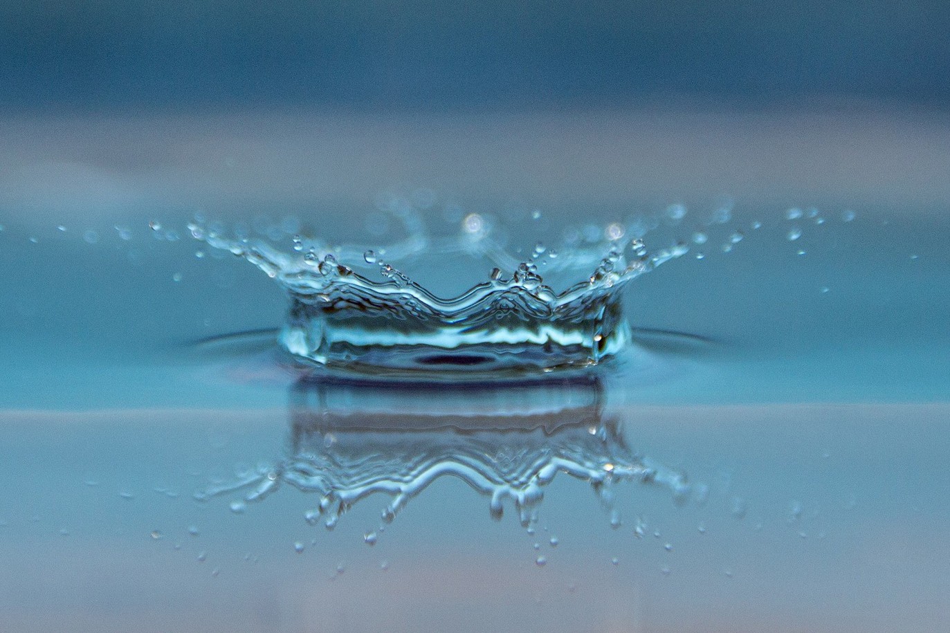 Prostata Hilfe Deutschland: Großaufnahme Tropfen fällt ins Wasser