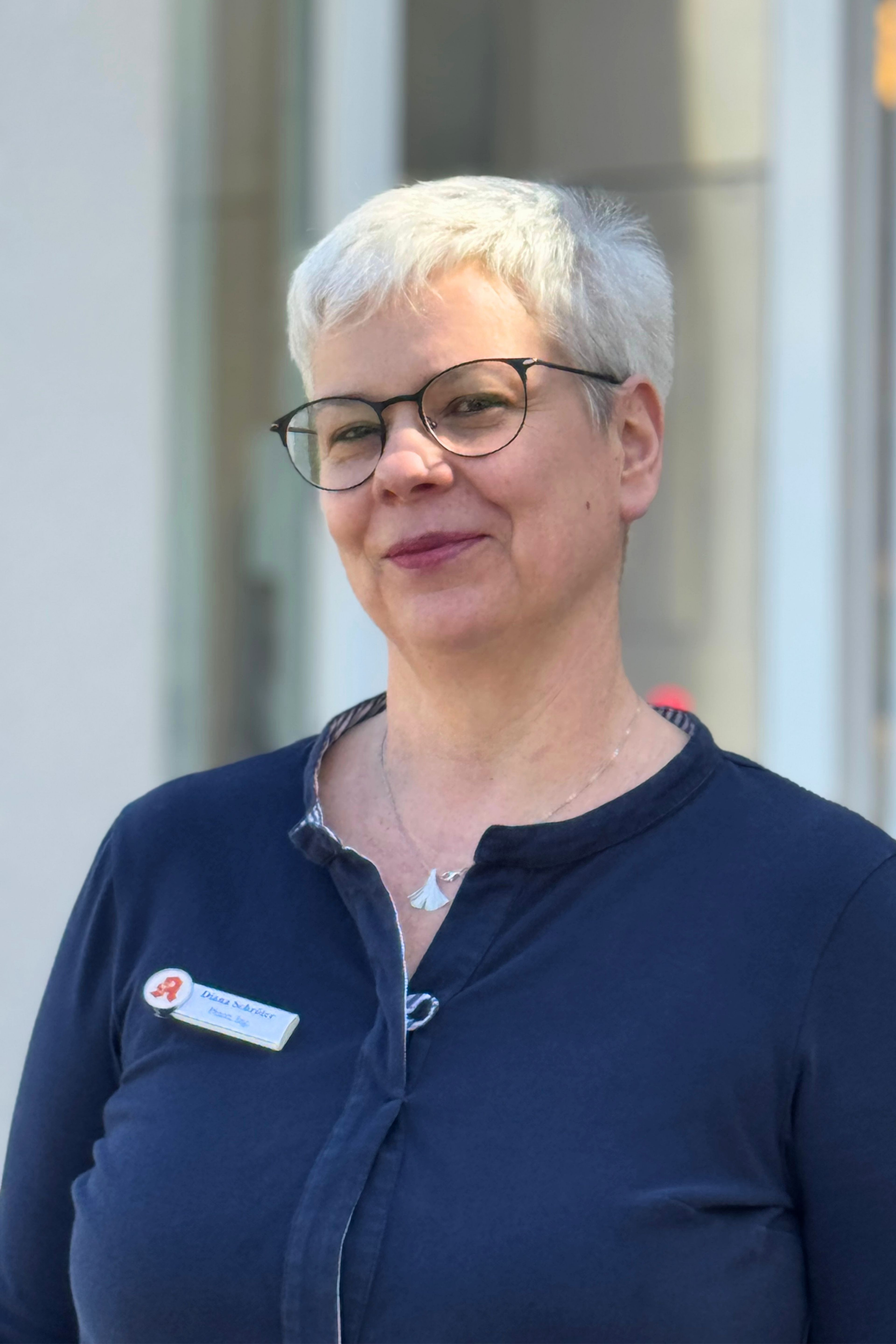 Diana Schröter mit Namensschild, Mitarbeiterin einer Apotheke