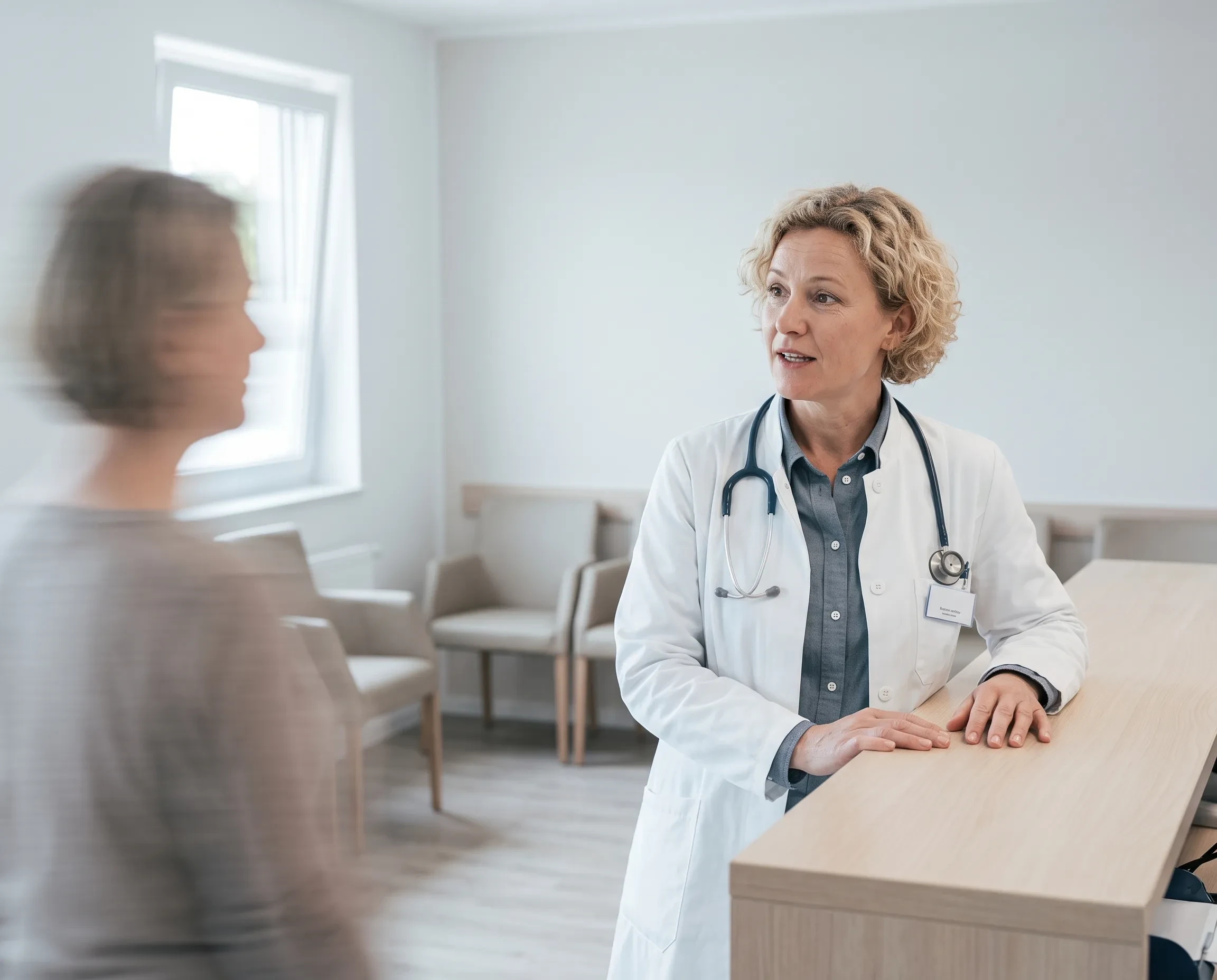 Ärztin empfängt Patientin in moderner Arztpraxis – gemini generated image (KI-generiert)